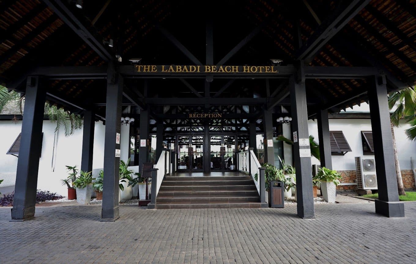Labadi Beach Hotel: private beachfront stay next to La Pleasure Beach